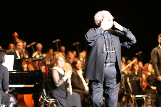 Μάγεψαν το κοινό της Καλαμάτας ο Γιάννης Μαρκόπουλος με την Χορωδία “Ορφέας” Τρίπολης